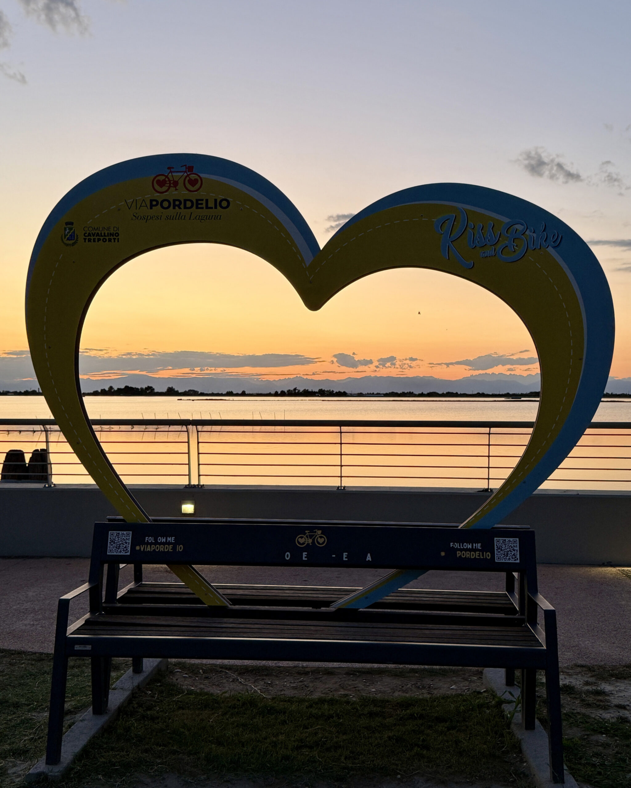 Tramonto in laguna di venezia visto dalla ciclabile di Cavallino Treporti con panchina a forma di cuore